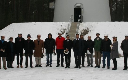 Zwanzigköpfige Delegation aus dem Iran besichtigt Windpark Uckley-Nord