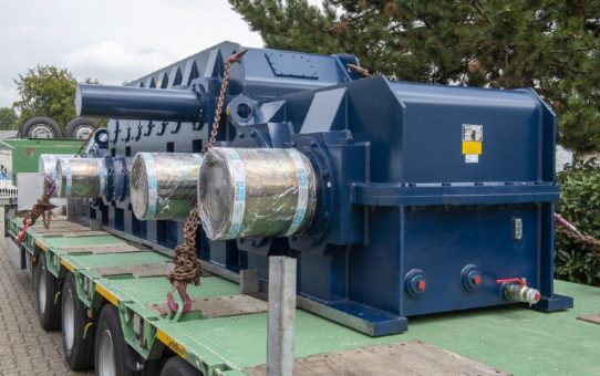 Nächtlicher Schwertransport nach Duisburg: thyssenkrupp Steel erhält neues Streckrichtergetriebe für die Produktion im Kaltwalzwerk