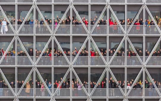 Feuerverzinkte Häkeldecke - Werkstatt-Atmosphäre im neuen taz-Haus