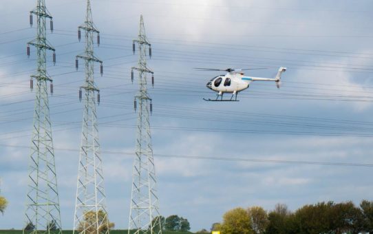 Helikopter befliegt 110-kV-Freileitungen