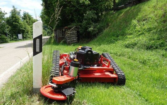 Randnahes Mähen entlang von Hindernissen mit dem Seitenmäher