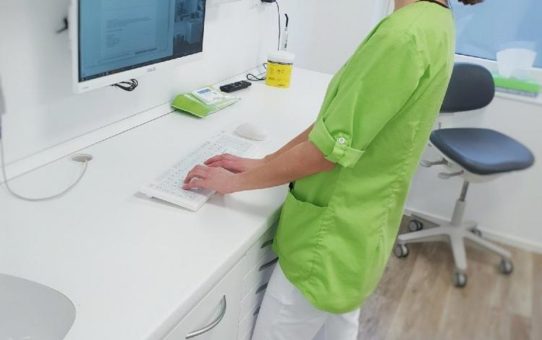 Mehr Patientensicherheit beim Zahnarzt - Medizinische Tastaturen von PUREKEYS ermöglichen komfortable Hygiene