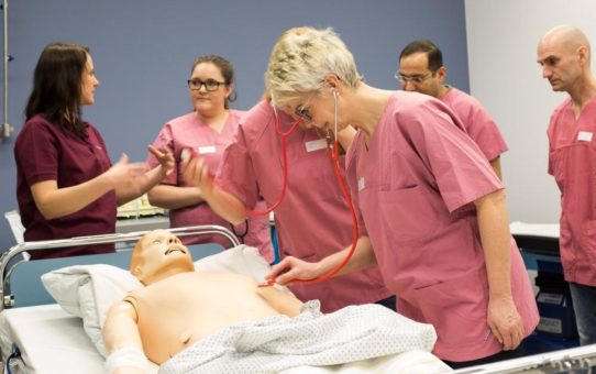 Proben für den Ernstfall, mehr Sicherheit für Patienten: Ärzte und Pflegekräfte trainieren simulierte OP- und Notfall-Situationen im Krankenhaus