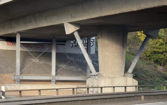 Brückenertüchtigung mit feuerverzinktem Stahl - Entlastungskonstruktion der Zubringer-Brücke A67/A3