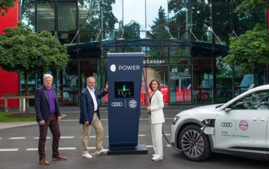 Startklar für den Audi e-tron: Audi stattet FC Bayern-Trainingsgelände mit Ladepunkten aus