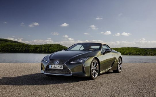 Das neue LEXUS LC 500 Cabriolet (Kraftstoffverbrauch kombiniert 12,6 l/100km; CO2-Emissionen kombiniert 288 g/km)