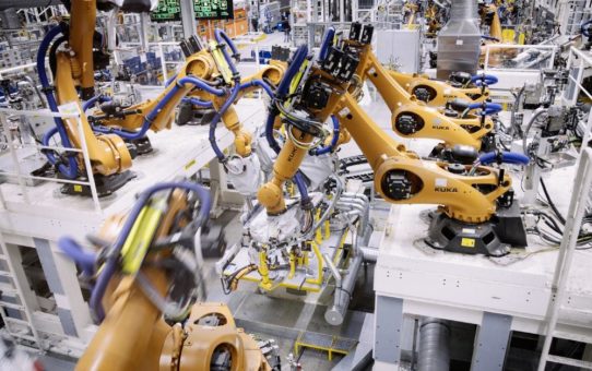 Mit mehr als 1.700 KUKA Robotern: Volkswagen startet Serienproduktion des ID.4