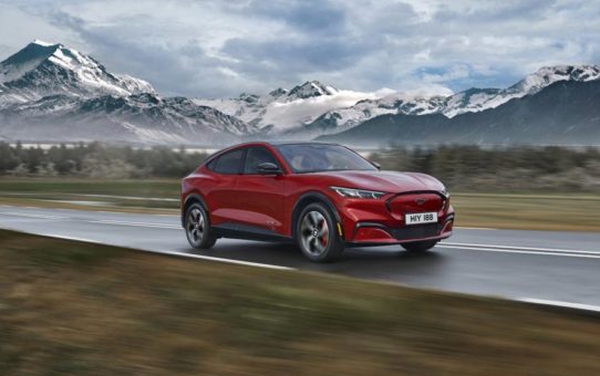 Rein elektrischer Ford Mustang Mach-E: Viel Power, Stil und das  Gefühl der Freiheit für eine neue Generation Autofahrer