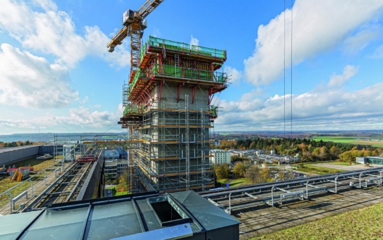 Dachlandeplatz mit Gerüst und Kletterschalung aus einer Hand