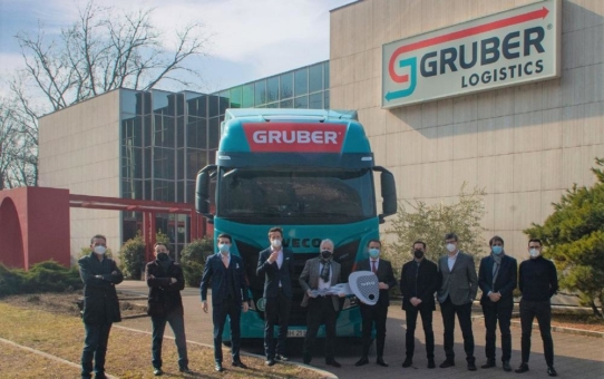 Gruber Logistics setzt mit einer Flotte von LNG-betriebenen IVECO S-WAY NP auf nachhaltigen Transport