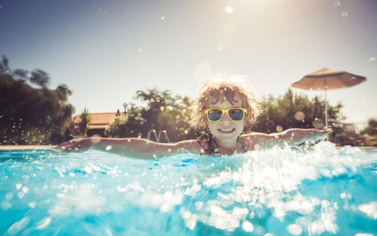 Ungetrübter Badespaß - das ist bei der Elektrik von Gartenpools zu beachten