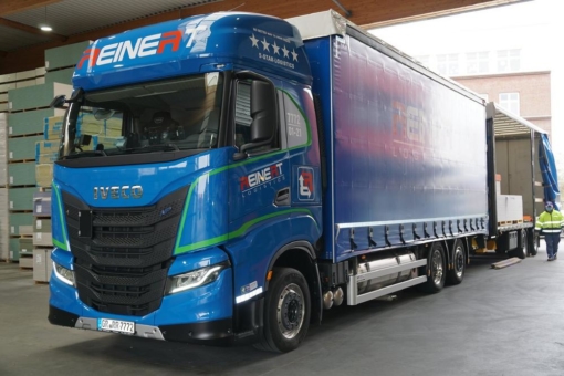 IVECO liefert weltweit ersten S-WAY NP Volumengliederzug an REINERT LOGISTICS