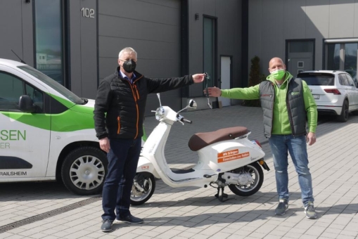 Fliesenleger-Betrieb gewinnt Vespa bei PCI-Gewinnspiel zur BAU Online 2021