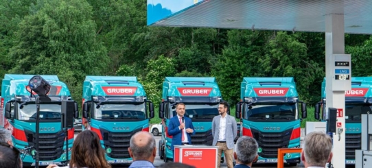 Gruber Logistics setzt für die Energiewende auf Bio-LNG-angetriebene IVECO-Fahrzeuge