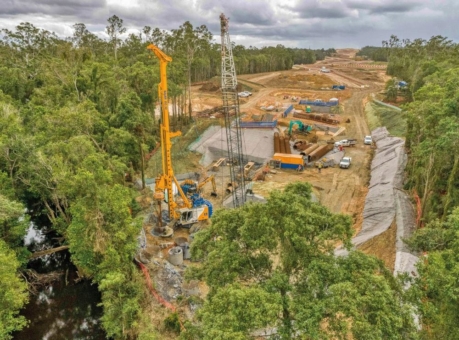 Bauer führt Bohrpfahlarbeiten für den Ausbau des Bruce Highway - Cooroy to Curra, Woondum to Curra in Australien aus