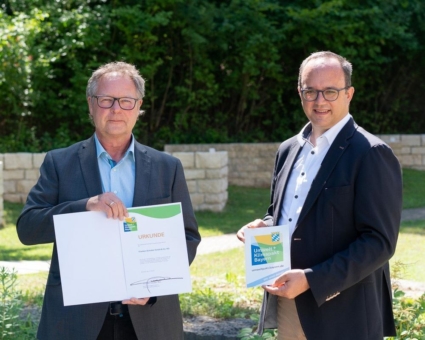 Franken-Schotter erhält die Urkunde  "Umwelt- und Klimapakt Bayern"