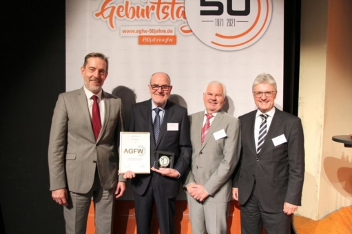 Udo Wichert mit Ehrenpreis des AGFW ausgezeichnet - Laudator Kunze:   "Ehrung für große Verdienste um den Ausbau der Fernwärme in Deutschland"
