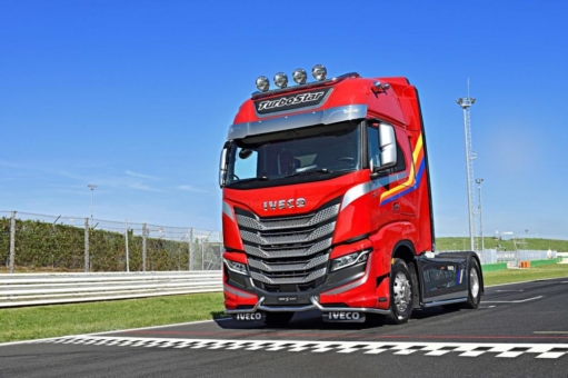 Neues IVECO S-WAY Sondermodell - Hommage an den legendären TurboStar feierte auf dem italienischen ETRC Grand Prix seine Premiere