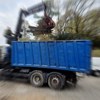 Ein Anruf genügt, damit die Schrottabholung Köln ausrückt, um haushaltsüblichen Mischschrott kostenfrei abzuholen