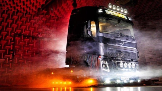 Auktion für den guten Zweck: Einzigartiger Heavy-Metal-Truck von Volvo wird versteiger