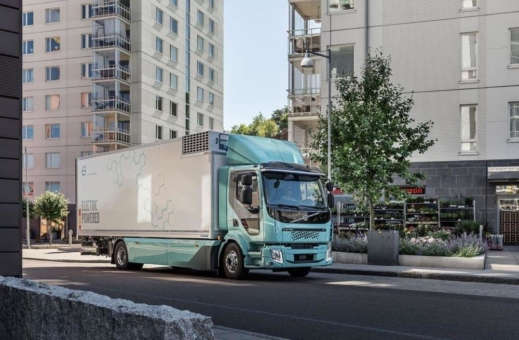 Volvo Trucks liefert erstes Elektrofahrzeug an DB Schenker