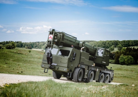 Liebherr liefert erste geschützte Mobil- und Bergekrane an die Bundeswehr aus - Fahrer- und Krankabinen mit Rheinmetall-Schutztechnologie