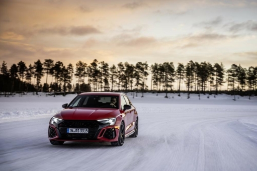 Schneegestöber: Audi RS 3 im Drift