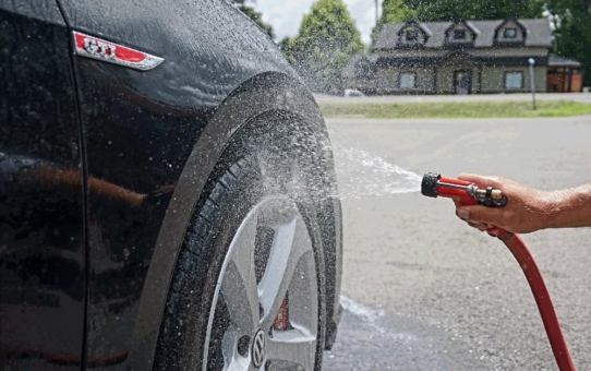 Weg mit dem Saharastaub: Frühjahrspflege für das Auto