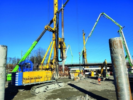 Bauer stellt Bohrpfähle zum weiteren Ausbau der B15 her