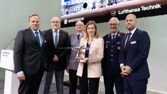 Lufthansa Technik übergibt Airbus A350 "Konrad Adenauer" an die  Bundeswehr