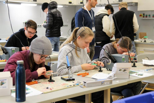 AVL SET bringt die Welt der Elektrotechnik ins Rupert-Neß-Gymnasium in Wangen