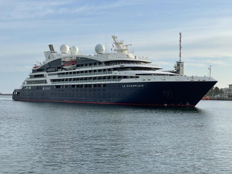 Kreuzfahrtschiff "Le Champlain" der Reederei Compagnie du Ponant erstmals in Rostock