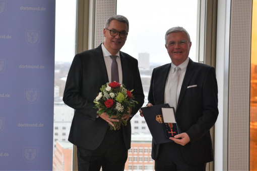 Oberbürgermeister Westphal händigt Bundesverdienstkreuz am Bande an Prof. Dr. Dr. h.c. Michael ten Hompel aus