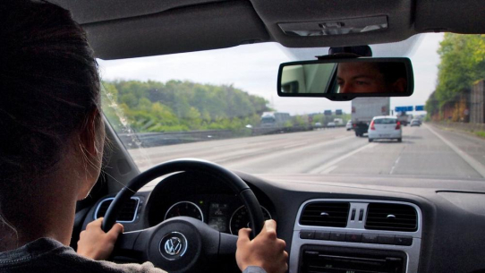 TÜV Rheinland: Beim Auffahren auf die Autobahn immer Vorrang gewähren