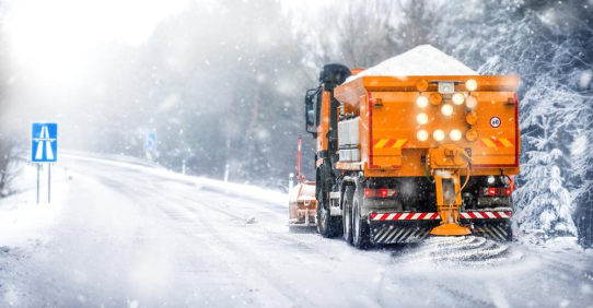 Schneebedeckte oder vereiste Straße: Räumdienst auf keinen Fall überholen