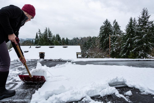 TÜV Rheinland: Belastung von Dächern hängt von Schneeart ab