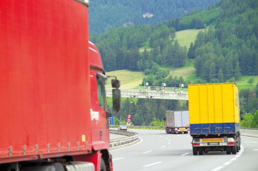 Eisplatten auf Lkw-Dächern: Nachfolgender Verkehr sollte viel Abstand halten