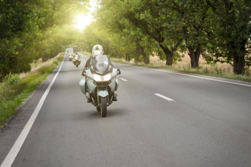 TÜV Rheinland: Klare Regeln für das Fahren im Motorradkonvoi vereinbaren