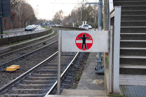 Auf Bahnsteigen: Sicherheitslinie erst bei Zugstillstand übertreten