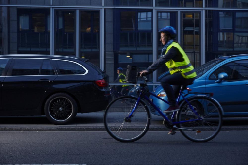 Auf Fahrrad, E-Scooter oder zu Fuß: Helle Kleidung schützt im Dunkeln