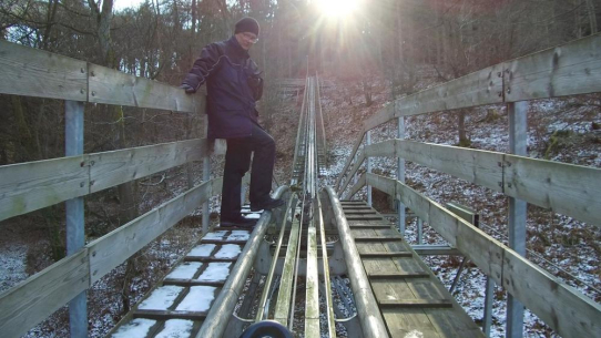 TÜV Rheinland: Sicherheitsabstand auf Sommerrodelbahn immer einhalten