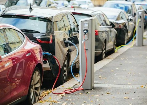 Trend & Tipps: Vehicle-to-Grid-Konzept und die Dringlichkeit einer schnelleren Erweiterung der Ladeinfrastruktur für Elektroautos in Deutschland