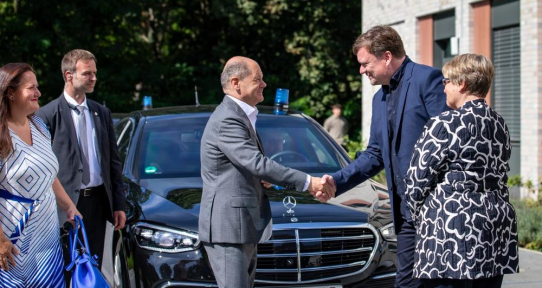 Olaf Scholz und Dr. Manja Schüle zu Besuch im DIfE