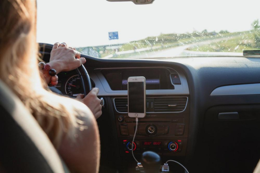 Landgericht Hanau: Haftung bei Kollision mit wendendem Auto