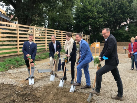 Traunstein: Spatenstich für den Neubau des Kindergartens „KinderGärtnerei St. Oswald“ markiert Baubeginn