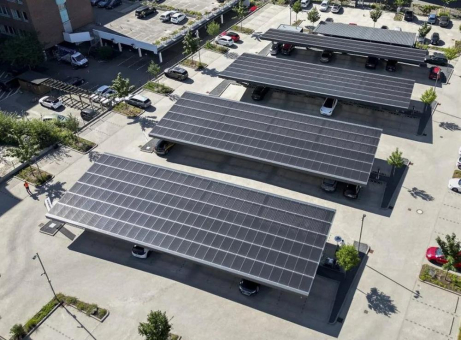 Jungheinrich eröffnet größten Solar Parkplatz in Hamburg – Mitarbeiterparkplatz Solarcarport: Überdachung mit Photovoltaikanlage