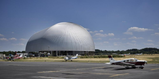 Neue Luftschiffhalle am Flugplatz Mülheim-Essen: „Wärmeverteilsystem ,Cross®‘ von Arbonia ist Design-Element und effiziente Wärmeverteilung zugleich!“