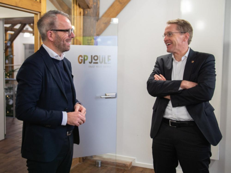 Daniel Günther besucht GP JOULE: CEO Ove Petersen stellt dem Ministerpräsidenten von Schleswig-Holstein das Erneuerbare-Energien-Unternehmen vor