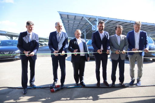 MOSOLF Group nimmt ersten Bauabschnitt der größten Photovoltaik-Parkplatzüberdachung Deutschlands für Hyundai in Betrieb