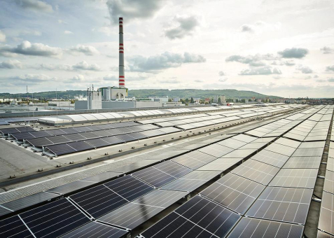 Der Weg zur Produktion mit Solar - Neue Photovoltaik Dachanlage bei Škoda Auto auf Produktion und Logistik Gebäuden installiert